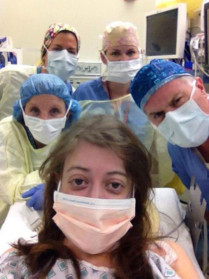 Before her surgery, the girl asked her surgeons and nurses to get in so that they can take a selfie!